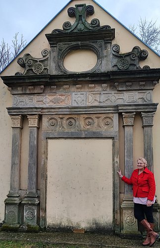 U dochovaného portálu z kostela sv. Václava ze 17. století