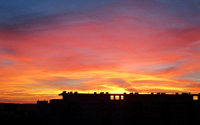 Pohled z okna na západ slunce nad Prahou