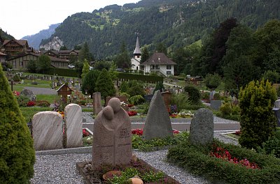 Hřbitov ve Švýcarsku pod Alpami