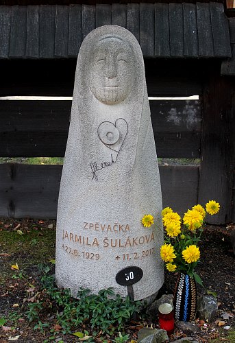 Pomník naší známé folklorní zpěvačky ve Skanzenu v Rožnově pod Radhoštěm
