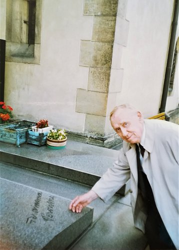 Jára Kohout u hrobu svého přítele Ferdinanda Peroutky