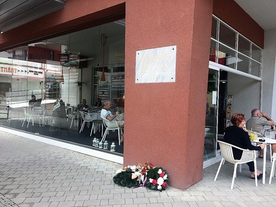 Kavárna PAX s pamětní deskou.JPG