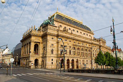Přijďte s námi oslavit narozeniny Bedřicha Smetany na piazzettu Národního divadla! Vstup je zdarma