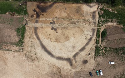 Pravěk před očima: na okraji Prahy odkrývají archeologové rondel – unikátní stavbu z doby kamenné
