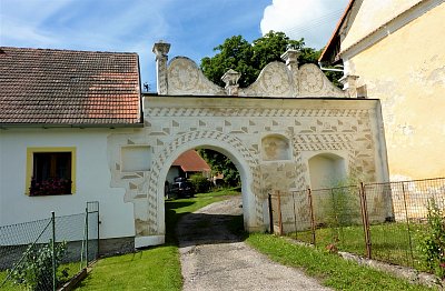 V Dobrši zakopnete o historii na každém kroku 