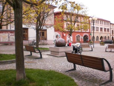 Koule v horní části náměstí je pro hru dětí i dospělích