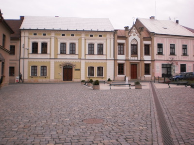 Muzeum synagoga, vodotrysk s posezením na Šubrtově náměstí