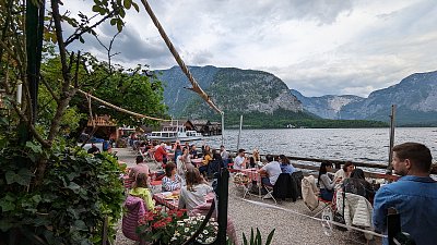Zahradní restaurace u Hallstattského jezera
