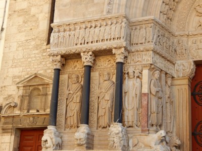 Portál katedrály sv. Trophima