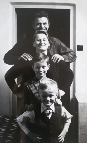 Rodinna fotka se syny, 1976.jpg
