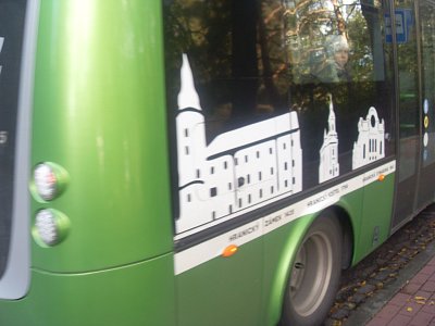 Bílozelený autobus jezdí pro všechny zdarma trasu Teplice - Hranice