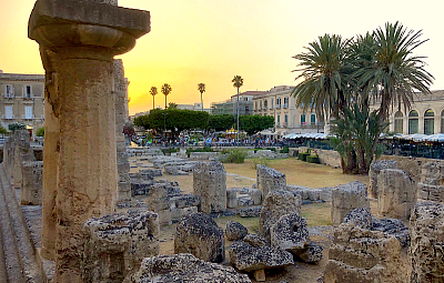 Sicílie je fascinující zemí mnoha kontrastů, která dodnes hrdě uchovává působivé stopy své slavné minulosti