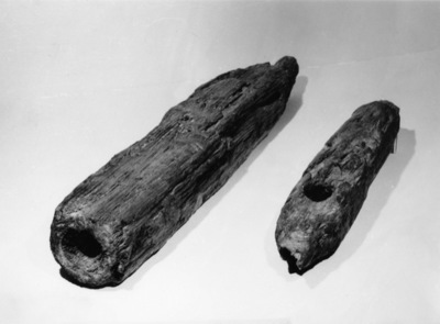 Stojan a čep nalezené v 60. letech 20. století při stavbě podchodu.jpg