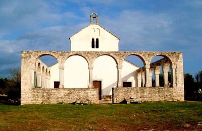 Poutní románská basilika sv. Foscy, Peroj, jižní Istrie