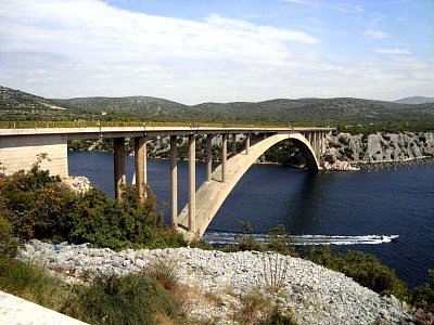 Unikátní silniční most přes Šibenský záliv. Chorvatsko. *