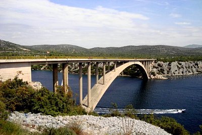 Most přes řeku Krka poblíž dalmatského Šibeniku. *