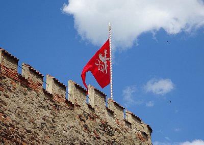 Křivoklát - vlaje vlajka s českým lvem