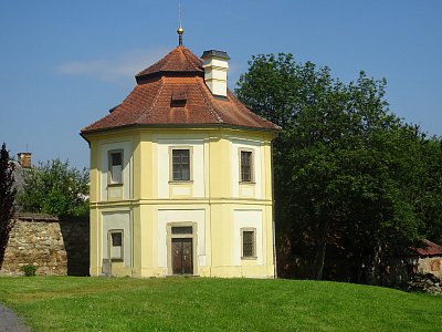 Gloriet v zahradě