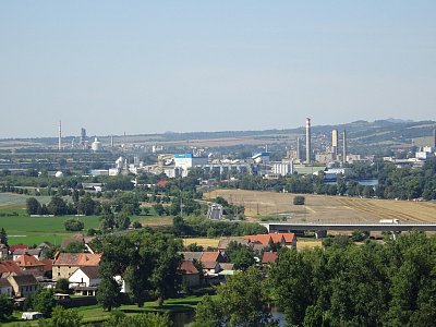 Vlevo čížkovická cementárna, vpravo Lovochemie