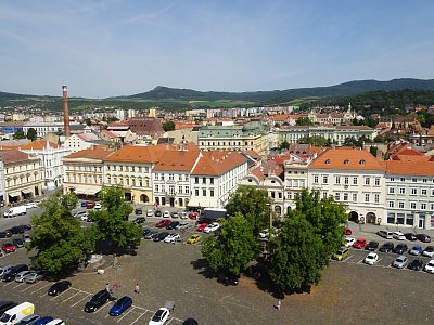 V pozadí Hradiště a Dlouhý vrch