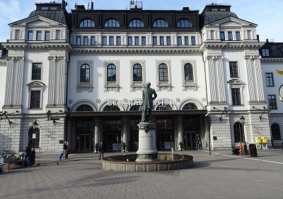 Autobus nás vyložil u Centrálního nádraží