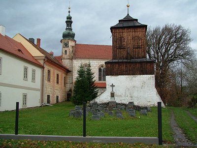 obřístevský kostelík těsně u zámku, dřevěná zvonice a hřbitůvek