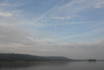 Zamlžené Hlučínské jezero se loučí