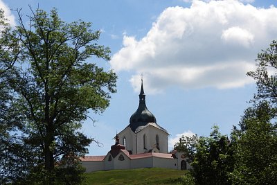 Pohled na poutní kostel z areálu zámku