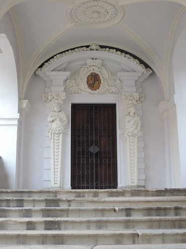 dscn4784-1.jpg - vchod do kaple, kde bývají v létě svatby