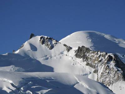 Vpravo Mont Blanc, vlevo (skalka) Monc Blanc du Tacul