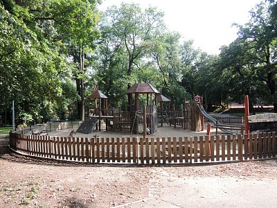 Dětské hřiště v parku_dscn9619-1.jpg