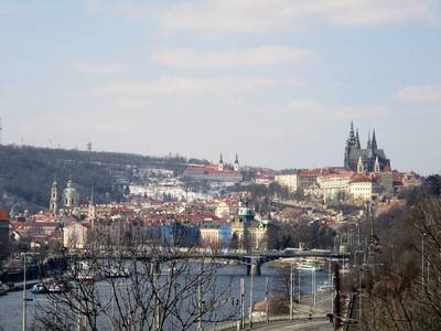 Pražský hrad z dálky.