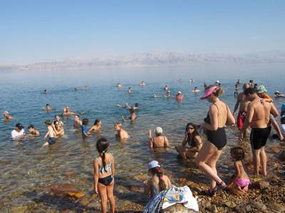 Mrtvé moře - bez koupacích bot bych tam nevezla - samé solné šutry