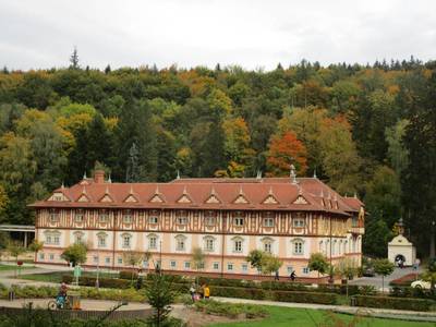 Jurkovičův dům s podzimním pozadím