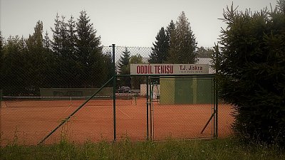 Část tenisových kurtů
