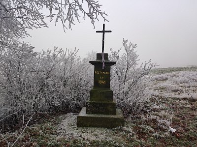 Křížek na kraji aleje