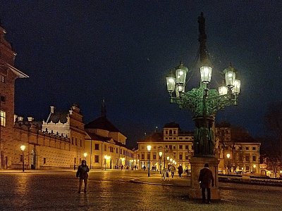 Osmiramenný kandelábr na Hradčanském náměstí