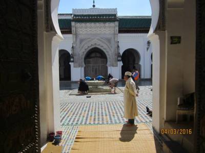 strážce mešity - dovnitř nesmíme