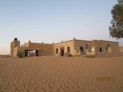 hotel s restaurací v poušti v Západní Sahaře