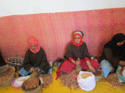 arabky ručně roztoukají arganové ořechy