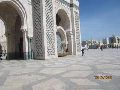 část vstupního nádvoří mešity