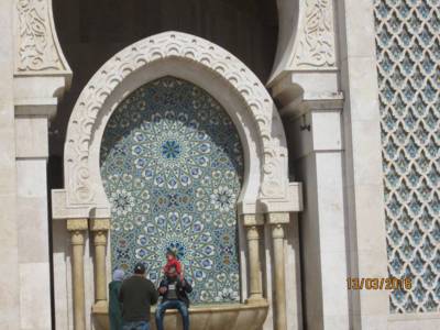 úžasná mozaiková venkovní výzdoba mešity