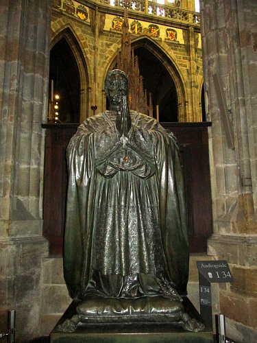 Za hlavním oltářem jsou náhrobky prvních biskupů a socha kardinála Schwarzenberga od Václava Myslbeka