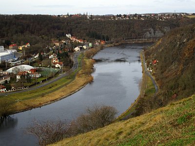 Vltava odtéká z Prahy, na druhém břehu je Sedlec a Suchdol