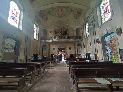 Interiér kostela směrem ke vchodu