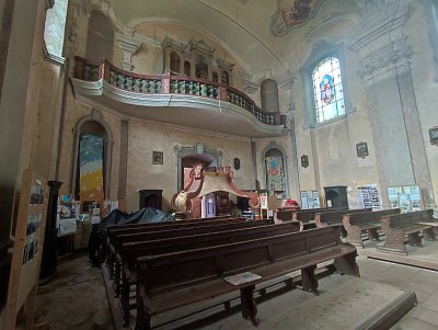 Interiér kostela - lavice jsou původní barokní