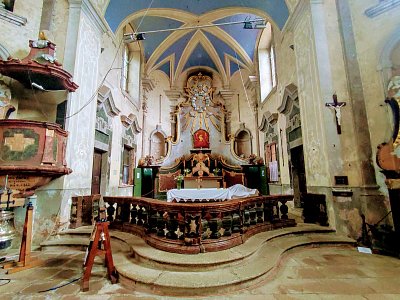 Interiér kostela s kopií obrazu