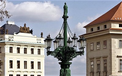Pražské kandelábry opět rozsvítí lampář
