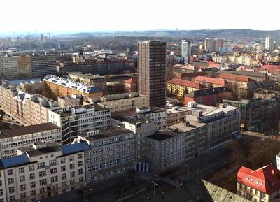 Pohled z Nové radnice na první nejvyšší budovu v Ostravě