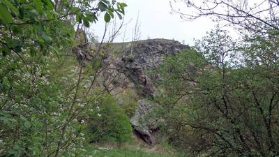 Území Přírodní rezervace Divoká Šárka tvoří mohutné skalní  útvary, které jsou tvořeny buližníkovými horninami, starými 600 miliónů let.